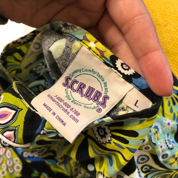 Floral scrubs/scrub top - Picture 5 of 5